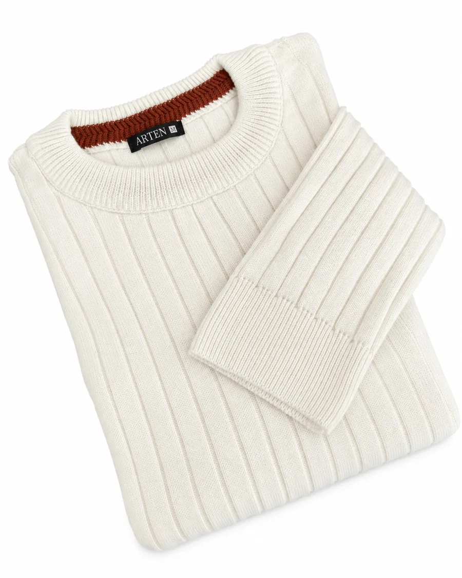 suéter Canelada off-white, dobrado sobre fundo claro.