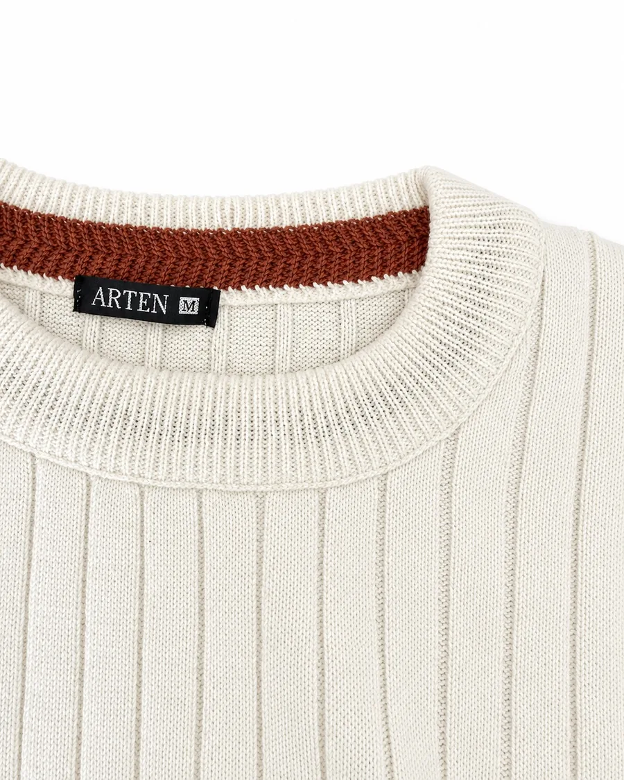 Gola do suéter Canelada off-white por dentro, com a faixa interna em ponto espinha e a etiqueta ARTEN.