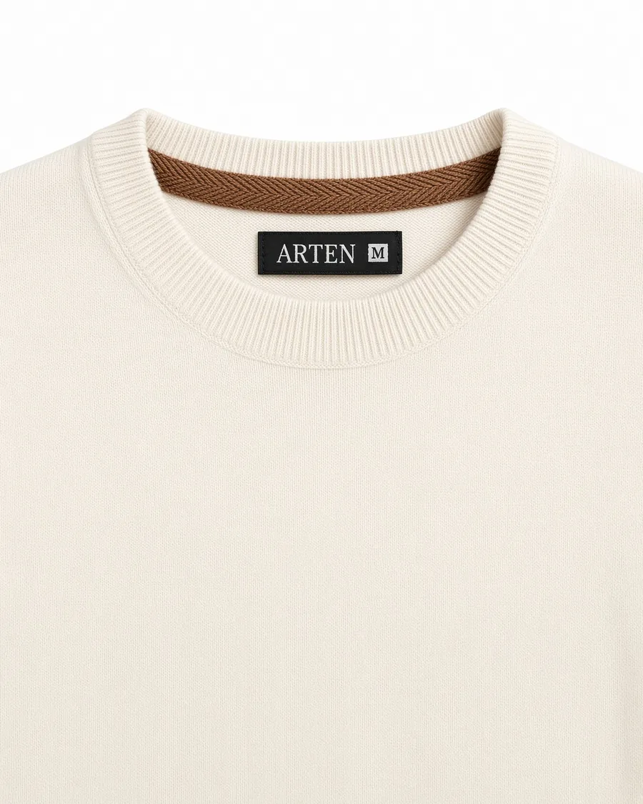 Gola do suéter Liso off-white por dentro, com a faixa interna em ponto espinha e a etiqueta ARTEN.