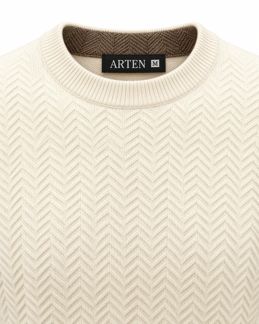 Gola do suéter Origami off-white por dentro, com a faixa interna em ponto espinha e a etiqueta ARTEN.