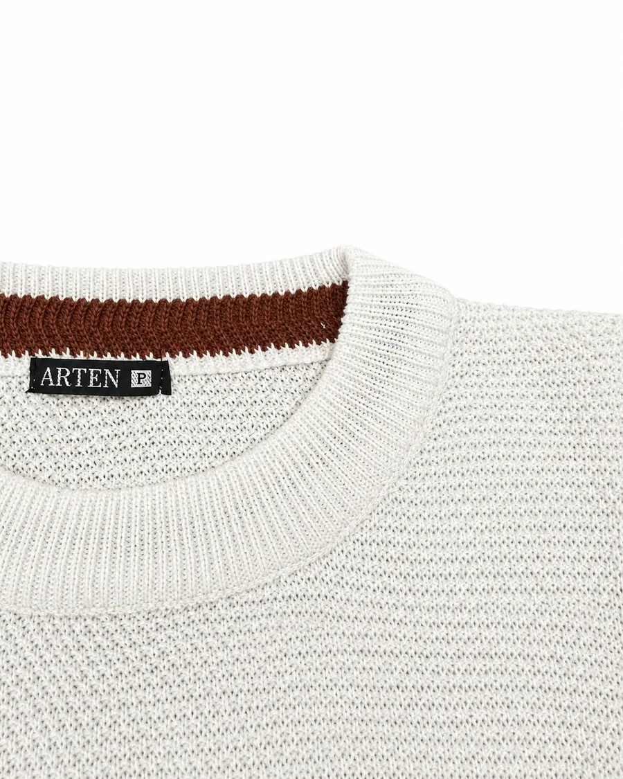 Gola do suéter Riz off-white por dentro, com a faixa interna em ponto espinha e a etiqueta ARTEN.